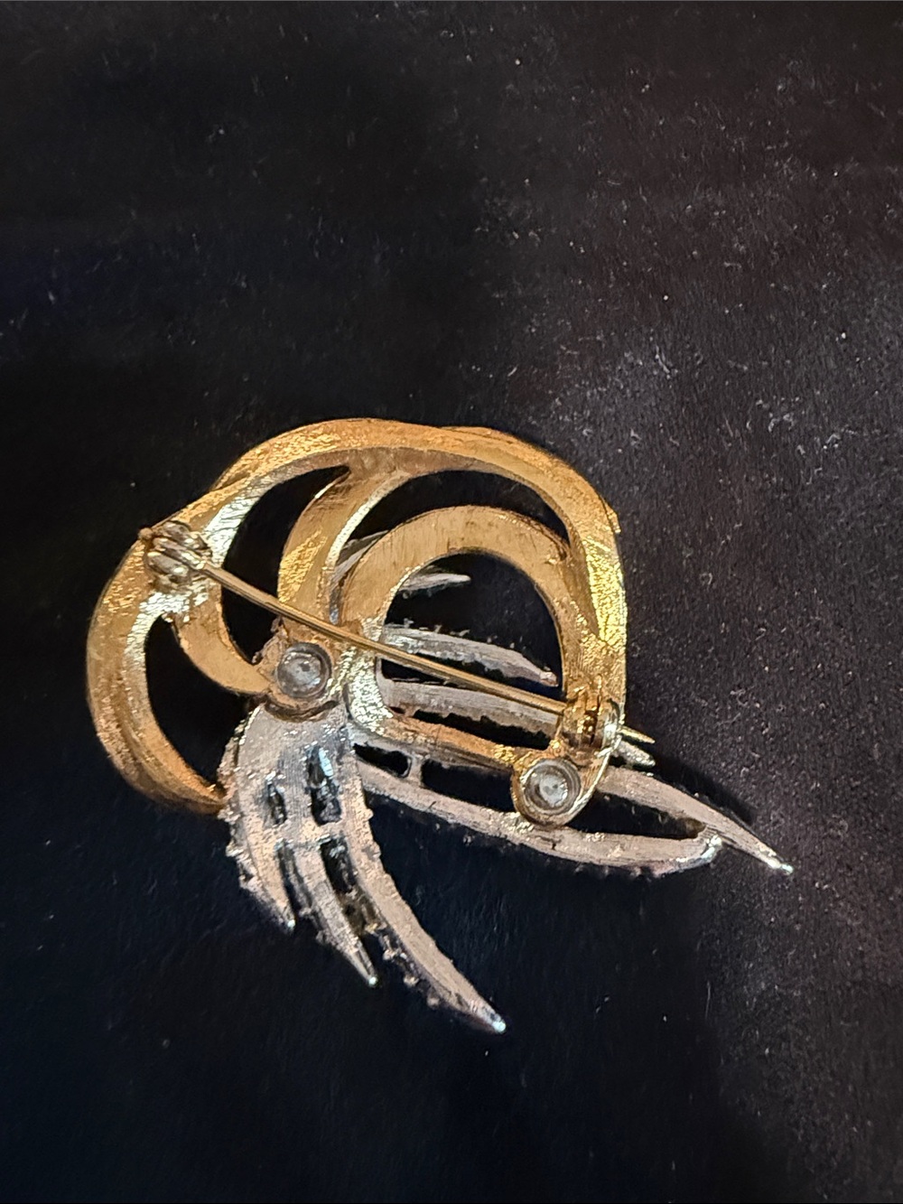 Beautiful Brooch Pin Rhinestone Diamond Gold Tone Metal Design - Picture 3 of 3